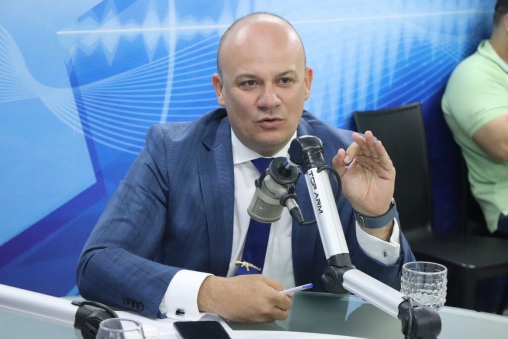 Deputado diz que operação da PF é perseguição política e crava que Bolsonaro será preso